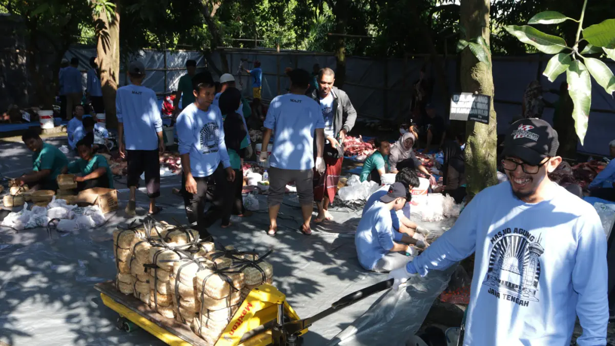 Petugas dan tim jagal menyelesaikan penyembelihan 15 sapi dan 28 kambing kurban di kompleks Masjid Agung Jawa Tengah,Kota Semarang Kamis (28/5/2026). (Nur Chamim/ JawaPos.com)