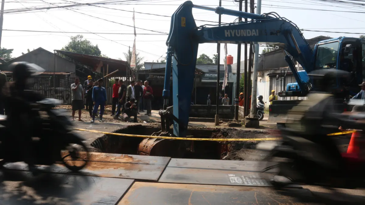Petugas memperbaiki kondisi jalan yang amblas di Jalan Raya Lenteng Agung, Jakarta Selatan, Jumat (29/5/2026). (Dery Ridwansah/ JawaPos.com)