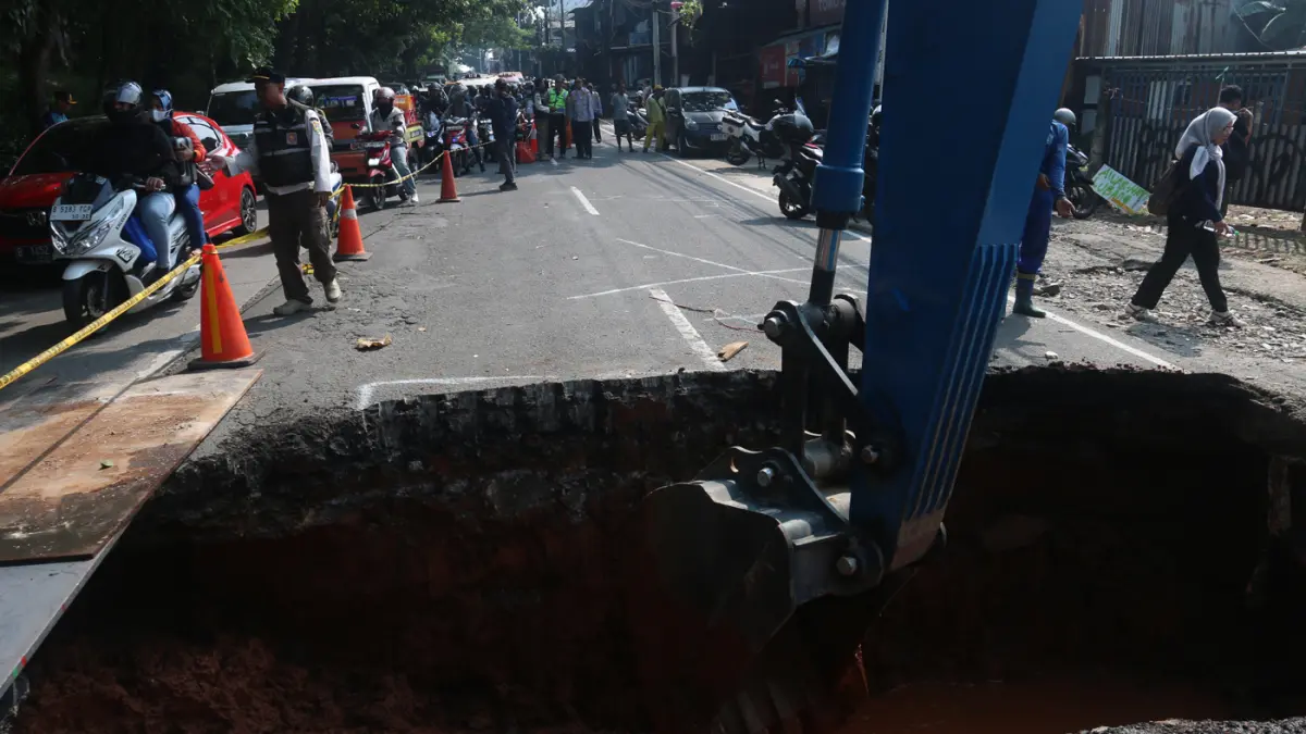 Petugas memperbaiki kondisi jalan yang amblas di Jalan Raya Lenteng Agung, Jakarta Selatan, Jumat (29/5/2026). (Dery Ridwansah/ JawaPos.com)