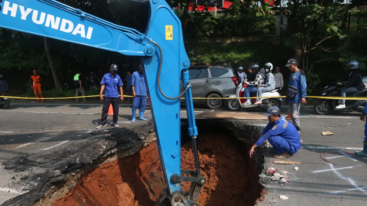 Jalan Raya di Lenteng Agung Amblas di perbaiki - Image