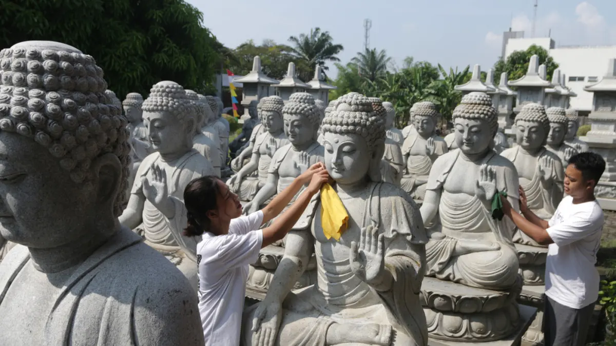 Umat Buddha membersihkan rupang atau patung Buddha di Vihara Mahavira Graha, Jalan Marina Raya, Kota Semarang, Jawa Tengah, Jumat (29/5/2026). (Nur Chamim/Jawa Pos Radar Semarang)