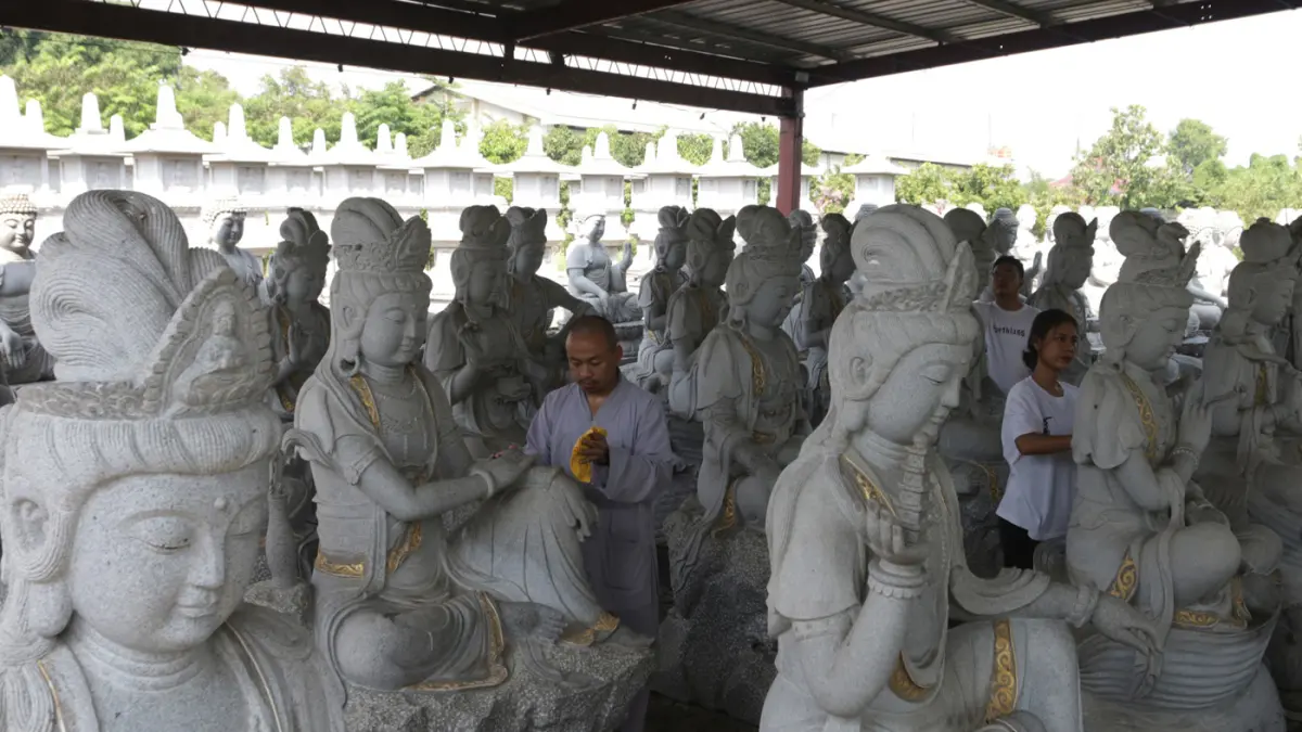 Umat Buddha membersihkan rupang atau patung Buddha di Vihara Mahavira Graha, Jalan Marina Raya, Kota Semarang, Jawa Tengah, Jumat (29/5/2026). (Nur Chamim/Jawa Pos Radar Semarang)
