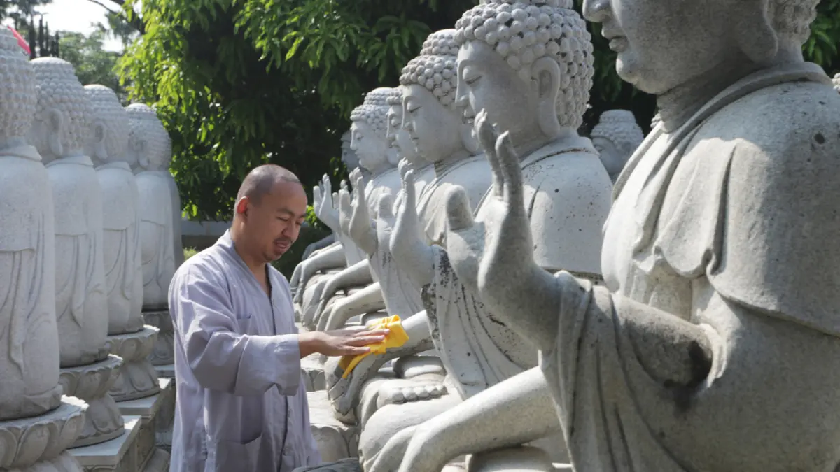 Bersihkan Budha Menyambut Waisak  - Image