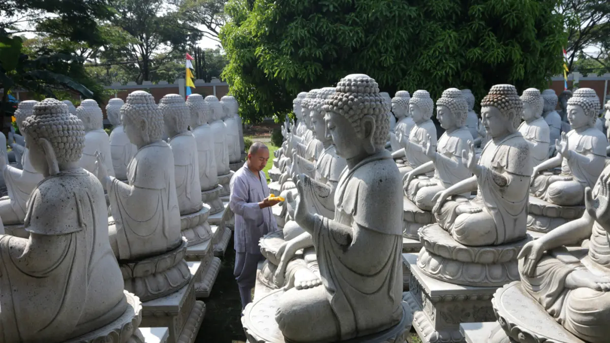 Umat Buddha membersihkan rupang atau patung Buddha di Vihara Mahavira Graha, Jalan Marina Raya, Kota Semarang, Jawa Tengah, Jumat (29/5/2026). (Nur Chamim/Jawa Pos Radar Semarang)