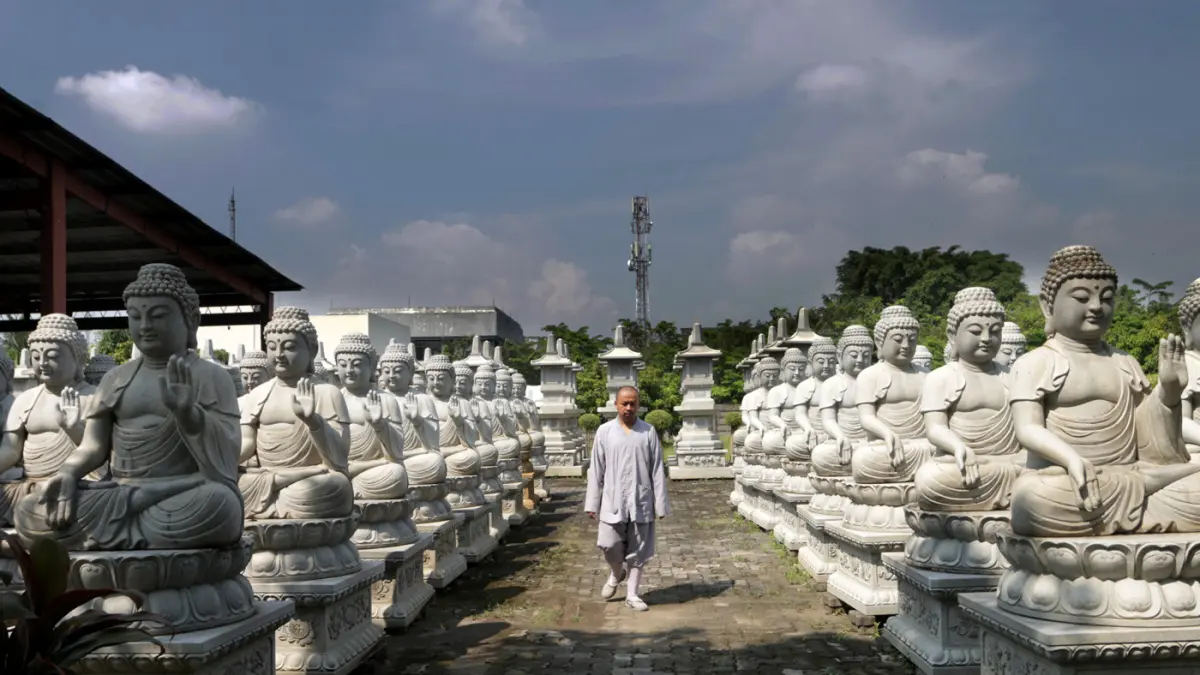Umat Buddha membersihkan rupang atau patung Buddha di Vihara Mahavira Graha, Jalan Marina Raya, Kota Semarang, Jawa Tengah, Jumat (29/5/2026). (Nur Chamim/Jawa Pos Radar Semarang)