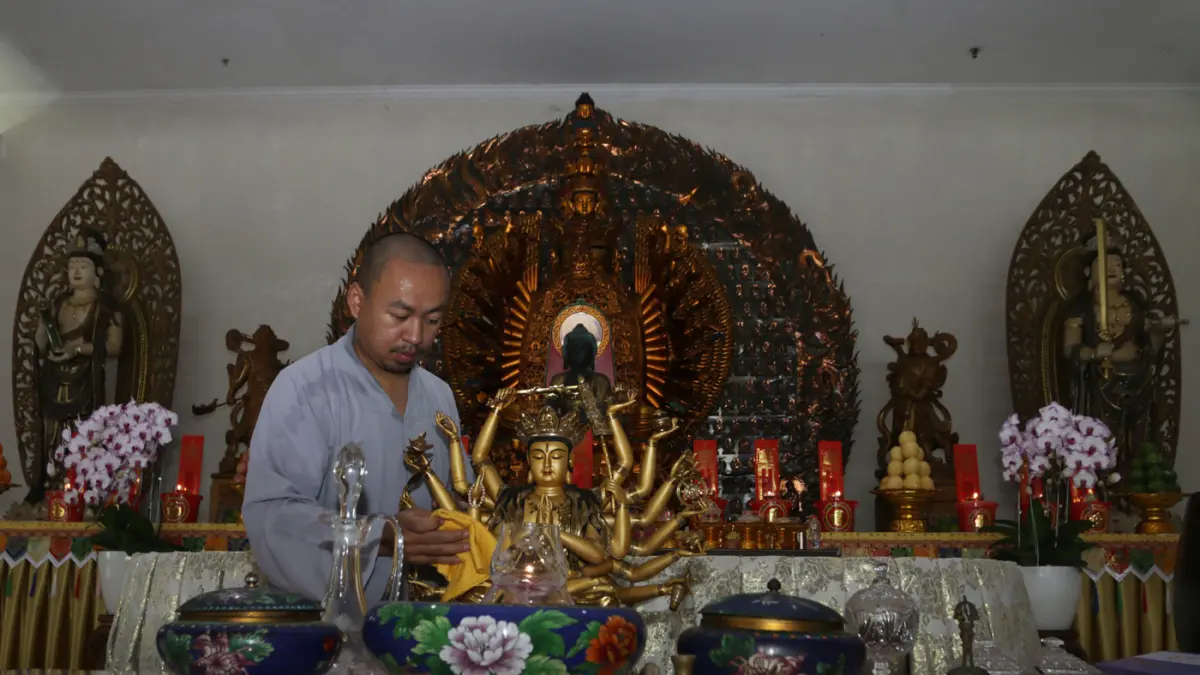 Umat Buddha membersihkan rupang atau patung Buddha di Vihara Mahavira Graha, Jalan Marina Raya, Kota Semarang, Jawa Tengah, Jumat (29/5/2026). (Nur Chamim/Jawa Pos Radar Semarang)
