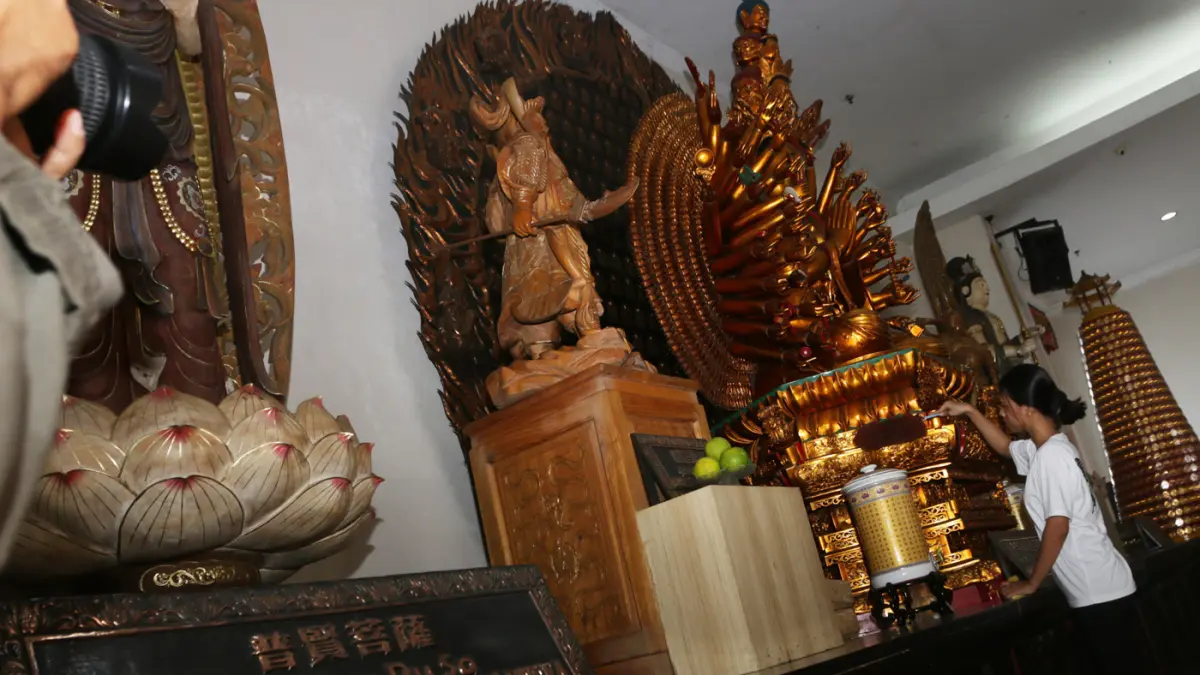 Umat Buddha membersihkan rupang atau patung Buddha di Vihara Mahavira Graha, Jalan Marina Raya, Kota Semarang, Jawa Tengah, Jumat (29/5/2026). (Nur Chamim/Jawa Pos Radar Semarang)