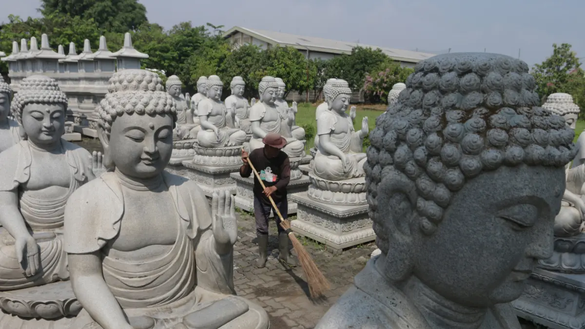 Umat Buddha membersihkan rupang atau patung Buddha di Vihara Mahavira Graha, Jalan Marina Raya, Kota Semarang, Jawa Tengah, Jumat (29/5/2026). (Nur Chamim/Jawa Pos Radar Semarang)