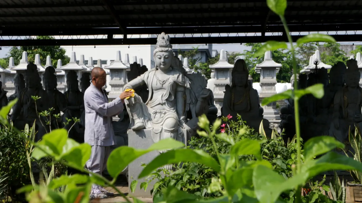 Umat Buddha membersihkan rupang atau patung Buddha di Vihara Mahavira Graha, Jalan Marina Raya, Kota Semarang, Jawa Tengah, Jumat (29/5/2026). (Nur Chamim/Jawa Pos Radar Semarang)