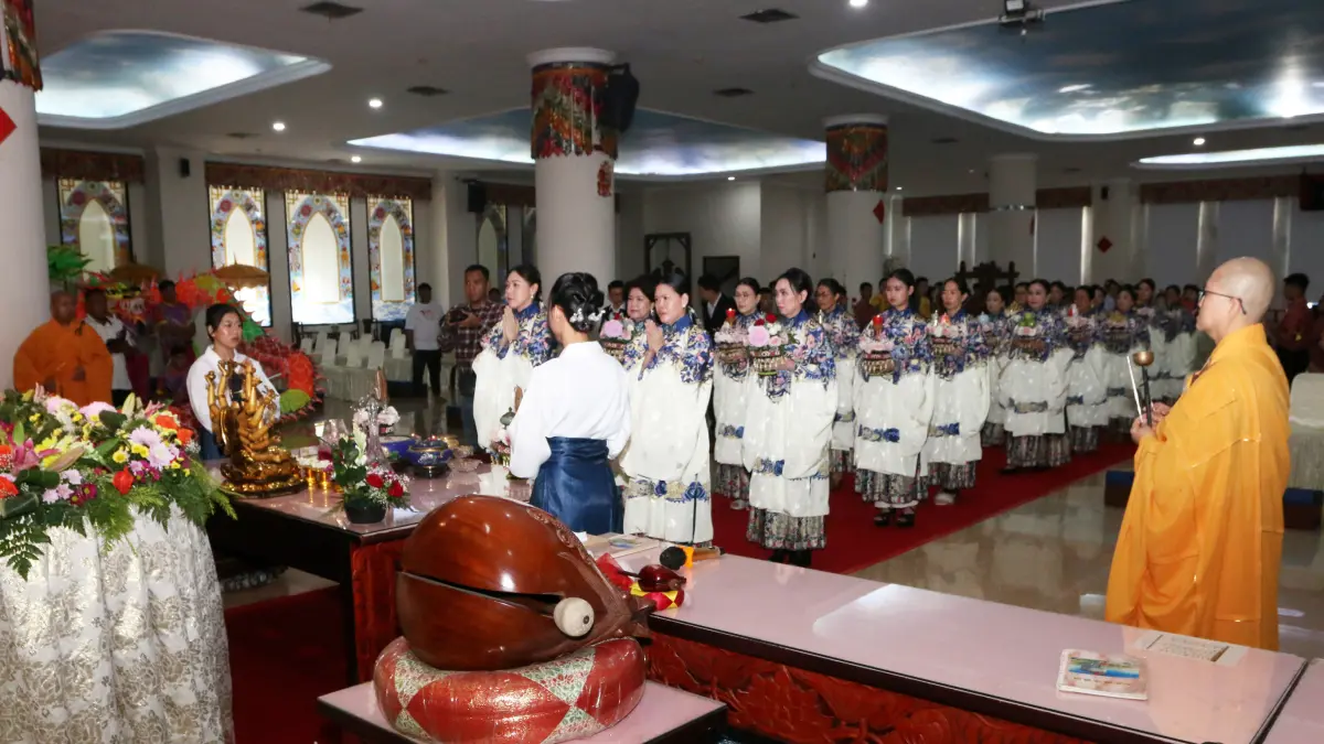 Sejumlah umat Buddha membawa bunga untuk persembahan saat ibadah kebaktian di Vihara Mahavira Graha, Semarang, Jawa Tengah, Minggu (31/5/2026). Perayaan Tri Suci Waisak 2570 BE/2026 yang diikuti sebanyak 200 umat Buddha di kota tersebut mengangkat tema Ca