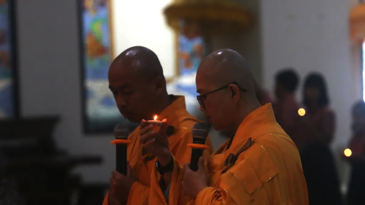 Suhu melakukan prosesi penyalaan pelita di Vihara Mahavira Graha, Semarang, Jawa Tengah, Minggu (31/5/2026). Perayaan Tri Suci Waisak 2570 BE/2026 yang diikuti sebanyak 200 umat Buddha di kota tersebut mengangkat tema Cahaya Kebijaksanaan dan Cinta Kasih
