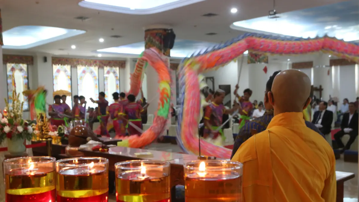 Pementasan Liong selesai ibadah kebaktian di Vihara Mahavira Graha, Semarang, Jawa Tengah, Minggu (31/5/2026). Perayaan Tri Suci Waisak 2570 BE/2026 yang diikuti sebanyak 200 umat Buddha di kota tersebut mengangkat tema Cahaya Kebijaksanaan dan Cinta Kasi