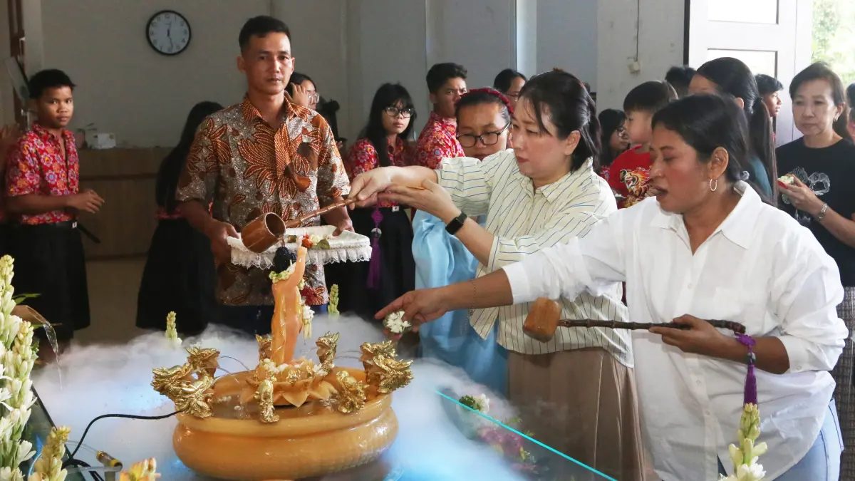 Sejumlah umat Buddha melakukan prosesi ritual pemandian Buddha Rupang atau bayi Siddharta saat ibadah kebaktian di Vihara Mahavira Graha, Semarang, Jawa Tengah, Minggu (31/5/2026). Perayaan Tri Suci Waisak 2570 BE/2026 yang diikuti sebanyak 200 umat Buddh