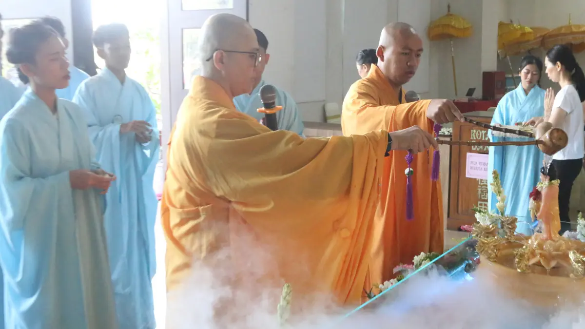 Suhu melakukan prosesi ritual pemandian Buddha Rupang atau bayi Siddharta saat ibadah kebaktian di Vihara Mahavira Graha, Semarang, Jawa Tengah, Minggu (31/5/2026). Perayaan Tri Suci Waisak 2570 BE/2026 yang diikuti sebanyak 200 umat Buddha di kota terseb