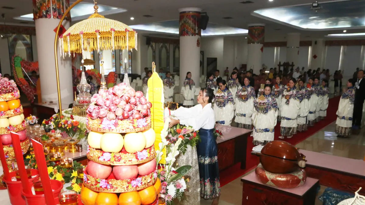 Sejumlah umat Buddha membawa bunga untuk persembahan saat ibadah kebaktian di Vihara Mahavira Graha, Semarang, Jawa Tengah, Minggu (31/5/2026). Perayaan Tri Suci Waisak 2570 BE/2026 yang diikuti sebanyak 200 umat Buddha di kota tersebut mengangkat tema Ca