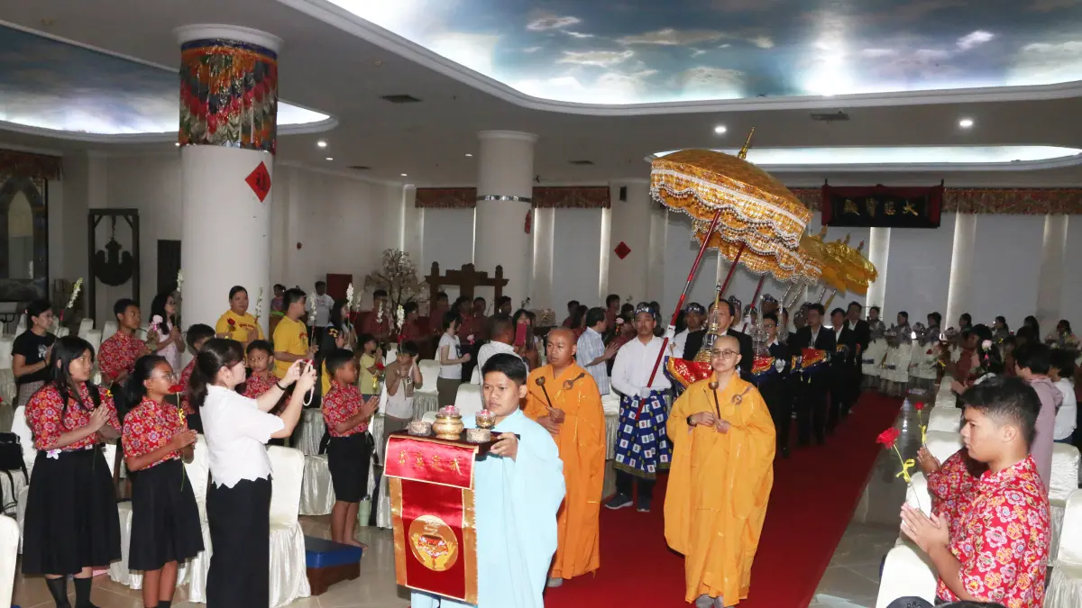Sejumlah umat Buddha melakukan prosesi penurunan Relik Hyang Buddha dan para muridnya saat ibadah kebaktian di Vihara Mahavira Graha, Semarang, Jawa Tengah, Minggu (31/5/2026). Perayaan Tri Suci Waisak 2570 BE/2026 yang diikuti sebanyak 200 umat Buddha di
