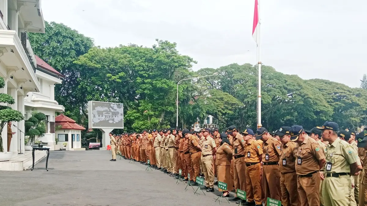 HARUS DIIMBANGI PAD: Sejumlah ASN Pemkot Malang ambil bagian dalam kegiatan apel di halaman Balai Kota Malang, beberapa waktu lalu. (ANDIKA SATRIA PERDANA / RADAR MALANG) - Image