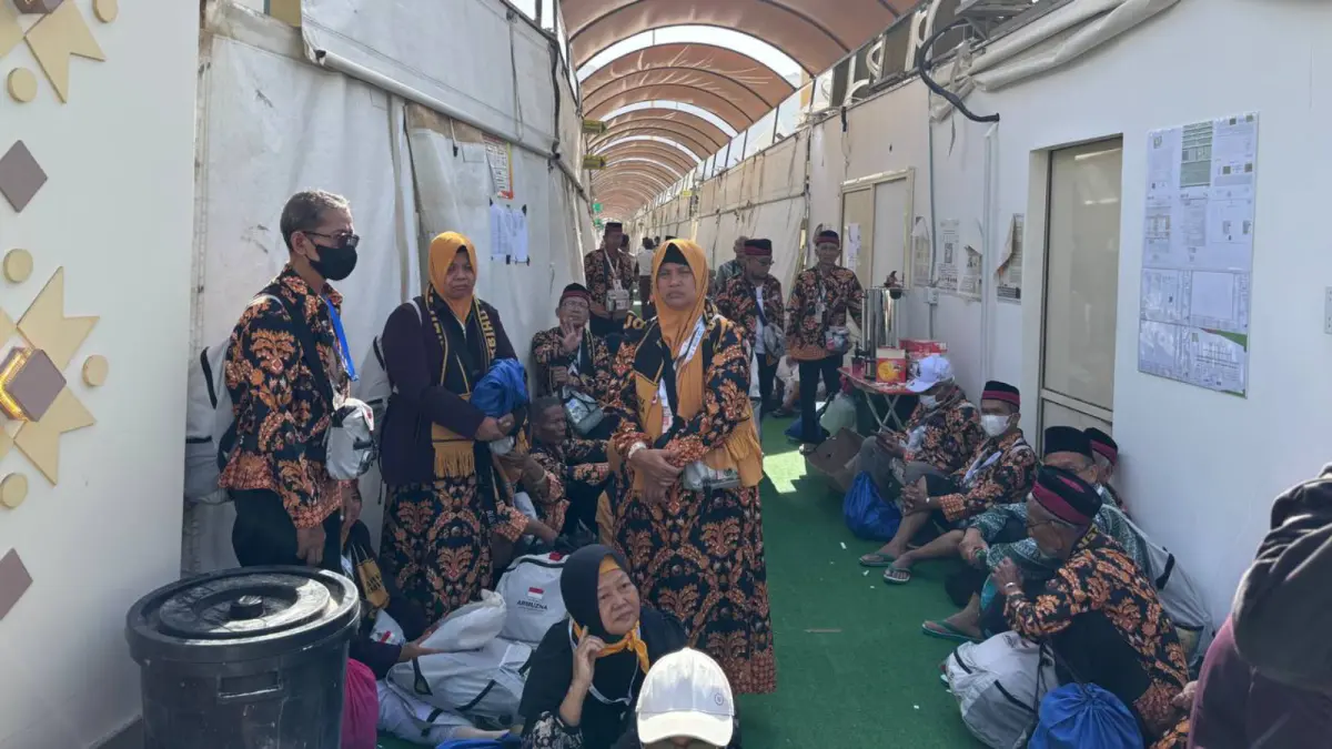 Jamaah haji Indonesia duduk di depan tenda di Mina bersama barang bawaannya. Kemenhaj dorong perbaikan layanan untuk fase Mina pada musim haji tahun depan. (Media Center Haji 2026) - Image
