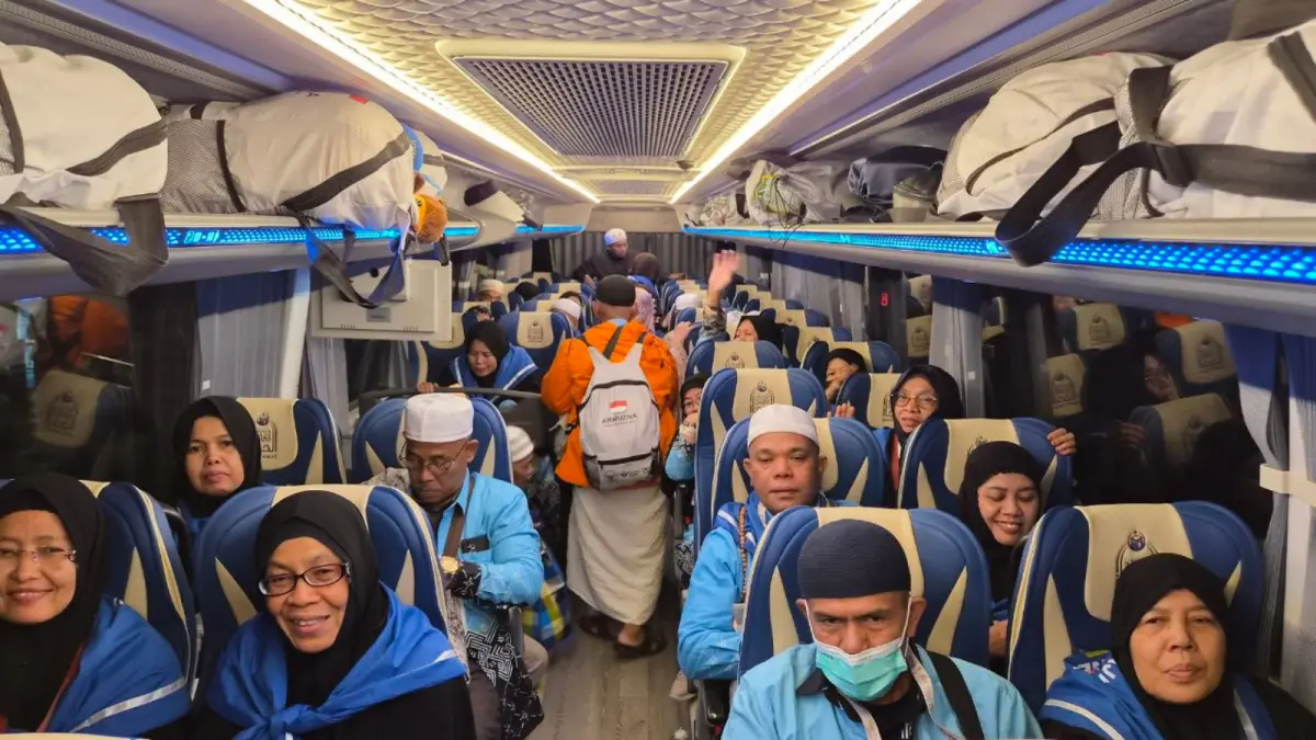 Jamaah Haji Indonesia kloter BTH (Batam) 1 bersiap menuju bandara King Abdulaziz jeddah, Minggu (31/5/2026) malam Waktu Arab Saudi (WAS) untuk pulang ke tanah air. (Media Center Haji 2026) - Image