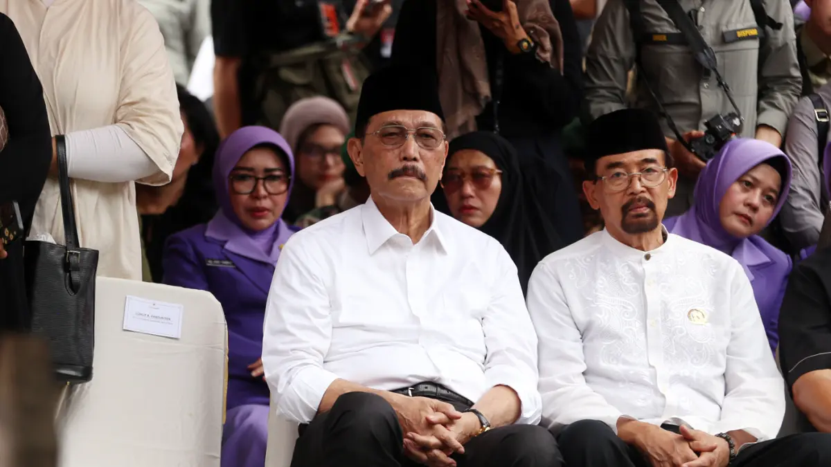 Ketua Dewan Ekonomi Nasional (DEN) Luhut Binsar Pandjaitan memberikan hormat saat upacara pemakaman mantan Menteri Pertahanan Ryamizard Ryacudu di Taman Makam Pahlawan (TMP) Kalibata, Jakarta, Senin (1/6/2026). (Dery Ridwansah/ JawaPos.com)