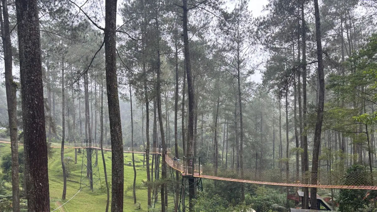 Orchid Forest Cikole, hutan wisata yang cocok untuk keluarga di Lembang, Jawa Barat. (Dok. Khairul Jasmi)