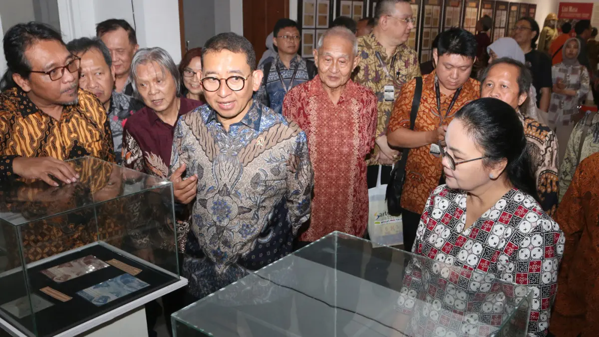 Menteri Kebudayaan Fadli Zon (tengah) didampingi Wali Kota Semarang Agustin Wilujeng (ketiga kanan) mendengarkan penjelasan Kurator Pameran Rumah Pohan Kesit Widjanarko (kedua kiri) saat menghadiri pameran arsip sejarah berjudul Dalam Cengkeraman Saudara