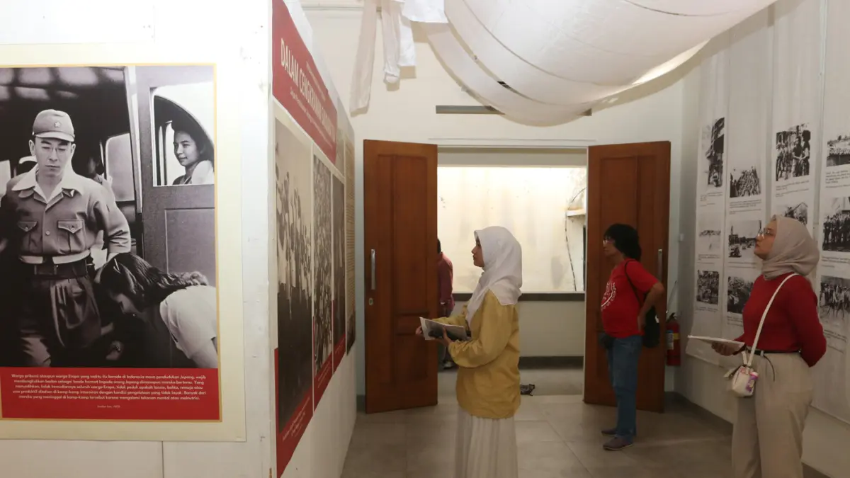 Pengunjung mengamati koleksi arsip yang dipajang dalam pameran arsip sejarah berjudul Dalam Cengkeraman Saudara Tua di Rumah Pohan Kota Lama, Semarang, Jawa Tengah, Minggu (31/5/2026). (Nur Chamim/Jawapos Radar Semarang)