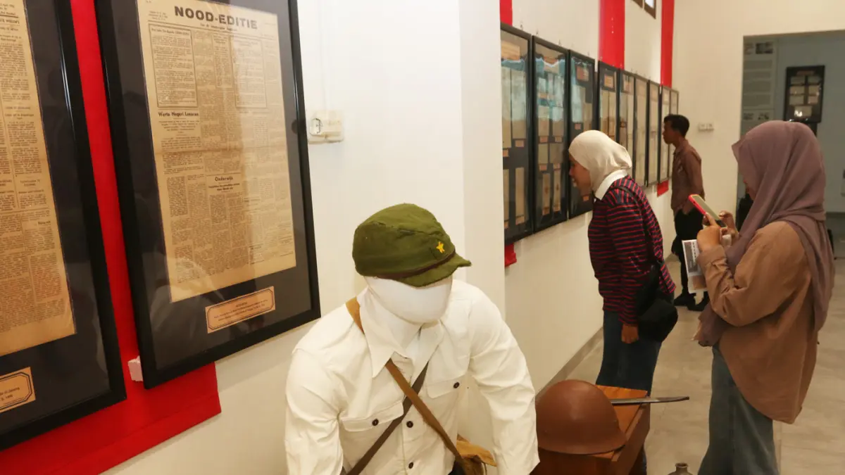 Pengunjung mengamati koleksi arsip yang dipajang dalam pameran arsip sejarah berjudul Dalam Cengkeraman Saudara Tua di Rumah Pohan Kota Lama, Semarang, Jawa Tengah, Minggu (31/5/2026). (Nur Chamim/Jawapos Radar Semarang)
