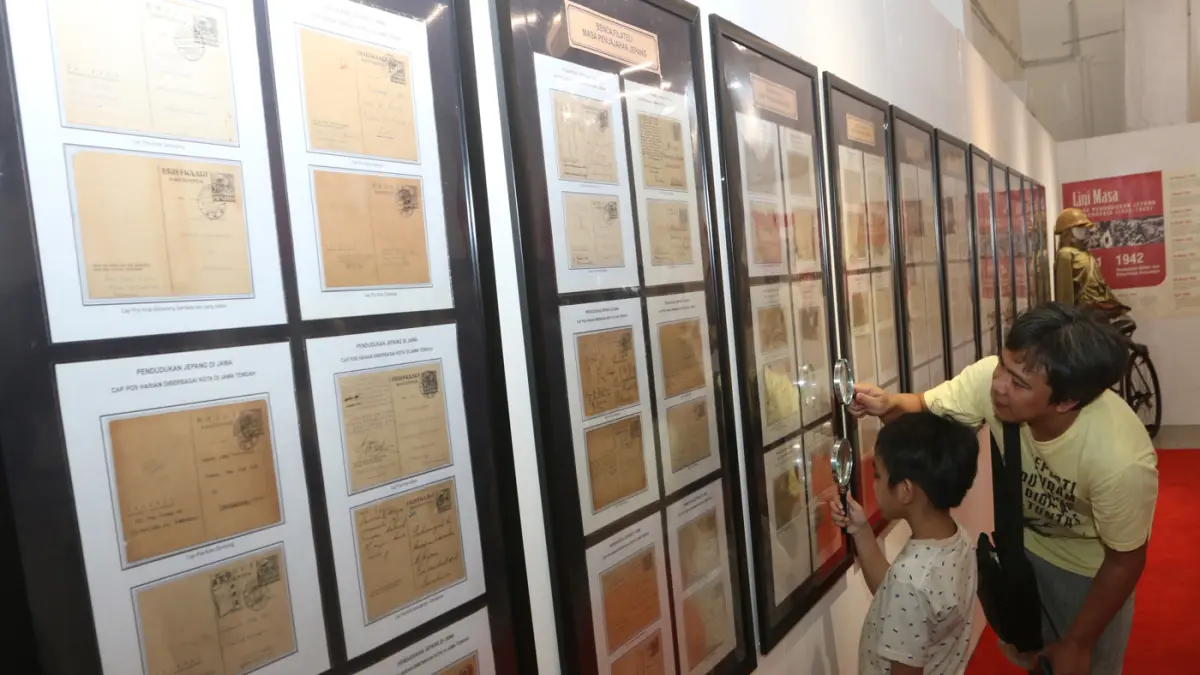 Pengunjung mengamati koleksi arsip yang dipajang dalam pameran arsip sejarah berjudul Dalam Cengkeraman Saudara Tua di Rumah Pohan Kota Lama, Semarang, Jawa Tengah, Minggu (31/5/2026). (Nur Chamim/Jawapos Radar Semarang)
