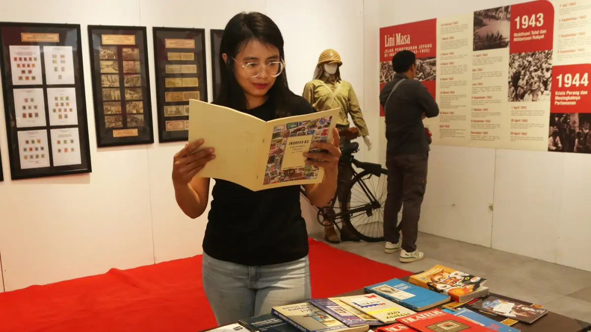 Pengunjung mengamati koleksi arsip yang dipajang dalam pameran arsip sejarah berjudul Dalam Cengkeraman Saudara Tua di Rumah Pohan Kota Lama, Semarang, Jawa Tengah, Minggu (31/5/2026). (Nur Chamim/Jawapos Radar Semarang)