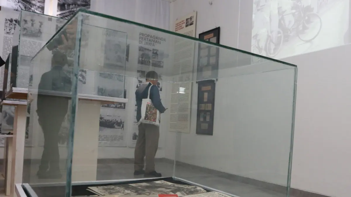 Pengunjung mengamati koleksi arsip yang dipajang dalam pameran arsip sejarah berjudul Dalam Cengkeraman Saudara Tua di Rumah Pohan Kota Lama, Semarang, Jawa Tengah, Minggu (31/5/2026). (Nur Chamim/Jawapos Radar Semarang)