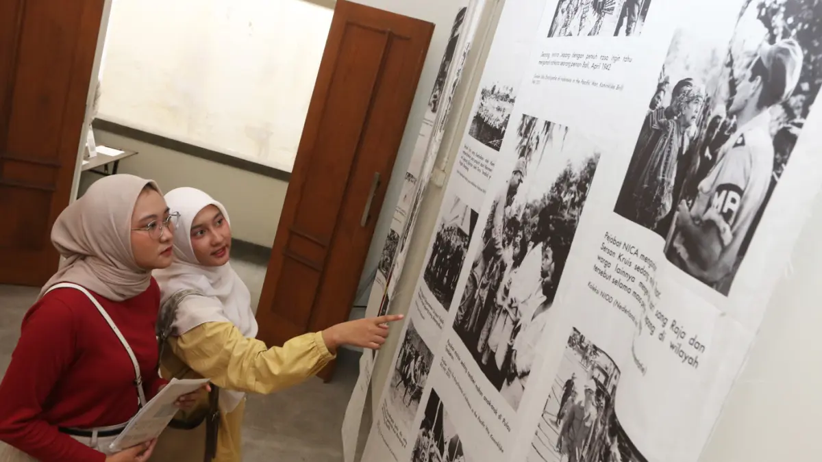 Pengunjung mengamati koleksi arsip yang dipajang dalam pameran arsip sejarah berjudul Dalam Cengkeraman Saudara Tua di Rumah Pohan Kota Lama, Semarang, Jawa Tengah, Minggu (31/5/2026). (Nur Chamim/Jawapos Radar Semarang)