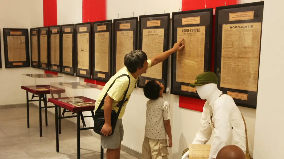 Pengunjung mengamati koleksi arsip yang dipajang dalam pameran arsip sejarah berjudul Dalam Cengkeraman Saudara Tua di Rumah Pohan Kota Lama, Semarang, Jawa Tengah, Minggu (31/5/2026). (Nur Chamim/Jawapos Radar Semarang)