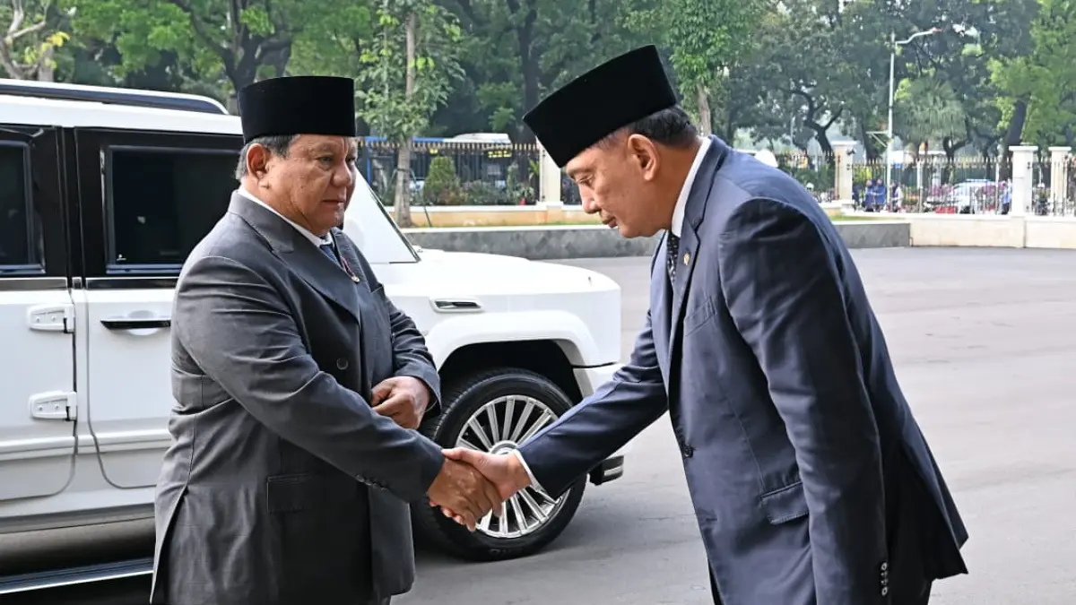 Presiden Prabowo Subianto didampingi Menhan Sjafrie Sjamsoeddin memberikan penghormatan terakhir bagi almarhum Jenderal TNI (Purn) Ryamizard Ryacudu di kantor Kemenhan, Jakarta, Senin (1/6/2026). (Biro Setpres)