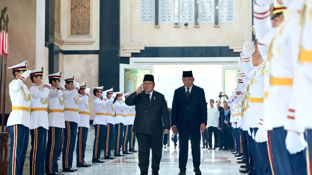 Presiden Prabowo Subianto didampingi Menhan Sjafrie Sjamsoeddin memberikan penghormatan terakhir bagi almarhum Jenderal TNI (Purn) Ryamizard Ryacudu di kantor Kemenhan, Jakarta, Senin (1/6/2026). (Biro Setpres)