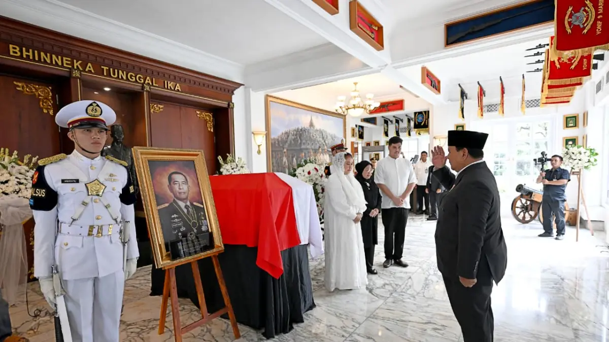 Presiden Prabowo Subianto memberikan penghormatan terakhir bagi almarhum Jenderal TNI (Purn) Ryamizard Ryacudu di kantor Kemenhan, Jakarta, Senin (1/6/2026). (Biro Setpres)