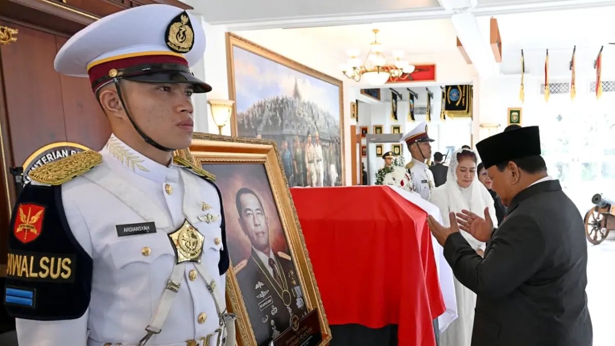 Presiden Prabowo Subianto memberikan penghormatan terakhir bagi almarhum Jenderal TNI (Purn) Ryamizard Ryacudu di kantor Kemenhan, Jakarta, Senin (1/6/2026). (Biro Setpres)