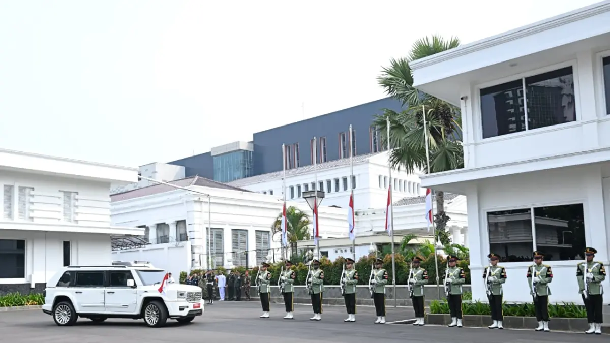 Presiden Prabowo Subianto memberikan penghormatan terakhir bagi almarhum Jenderal TNI (Purn) Ryamizard Ryacudu di kantor Kemenhan, Jakarta, Senin (1/6/2026). (Biro Setpres)