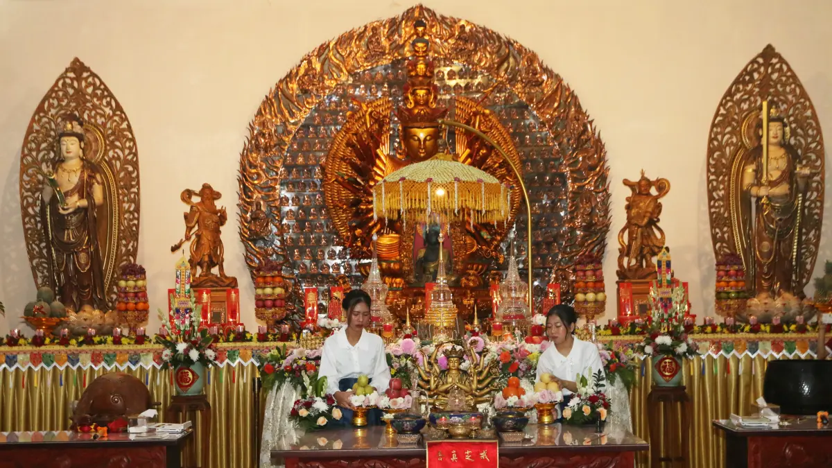 Sejumlah umat Buddha membawa bunga untuk persembahan saat ibadah kebaktian di Vihara Mahavira Graha, Semarang, Jawa Tengah, Minggu (31/5/2026). Perayaan Tri Suci Waisak 2570 BE/2026 yang diikuti sebanyak 200 umat Buddha di kota tersebut mengangkat tema Ca