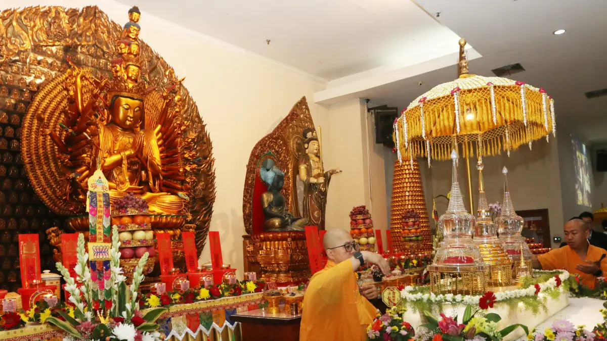Suhu melakukan prosesi penurunan Relik Hyang Buddha dan para muridnya saat ibadah kebaktian di Vihara Mahavira Graha, Semarang, Jawa Tengah, Minggu (31/5/2026). Perayaan Tri Suci Waisak 2570 BE/2026 yang diikuti sebanyak 200 umat Buddha di kota tersebut m