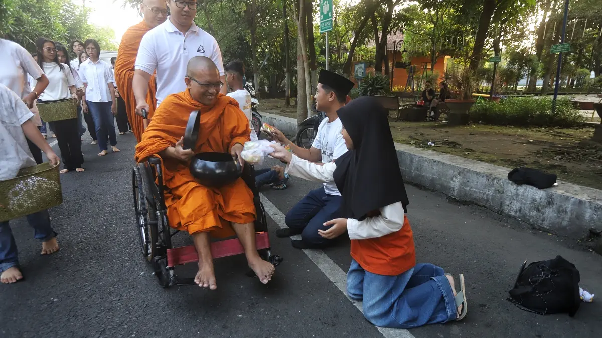 Sejumlah umat Buddha di Kota Mojokerto menyambut sukacita perayaan Hari Raya Tri Suci Waisak 2570 BE dengan menggelar prosesi Pindapata di Jalan Jokotole, Kota Mojokerto, Jawa Timur, Minggu (31/5/2026). (Riana Setiawan/ Jawa Pos)