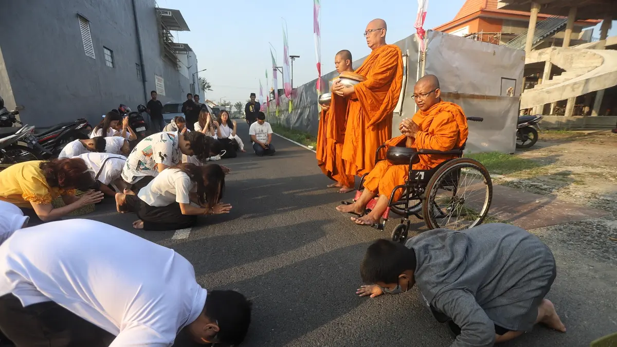 Prosesi Pindapata Saat Hari Waisak - Image