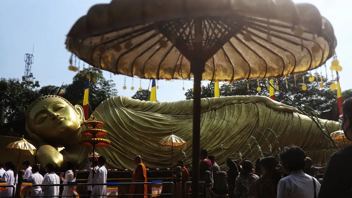 Sejumlah umat Buddha di Kota Mojokerto menyambut sukacita perayaan Hari Raya Tri Suci Waisak 2570 BE dengan menggelar prosesi Pindapata di Jalan Jokotole, Kota Mojokerto, Jawa Timur, Minggu (31/5/2026). (Riana Setiawan/ Jawa Pos)
