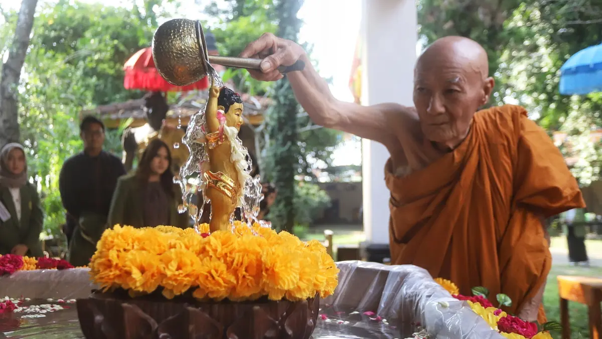 Sejumlah umat Buddha di Kota Mojokerto menyambut sukacita perayaan Hari Raya Tri Suci Waisak 2570 BE dengan menggelar prosesi Pindapata di Jalan Jokotole, Kota Mojokerto, Jawa Timur, Minggu (31/5/2026). (Riana Setiawan/ Jawa Pos)