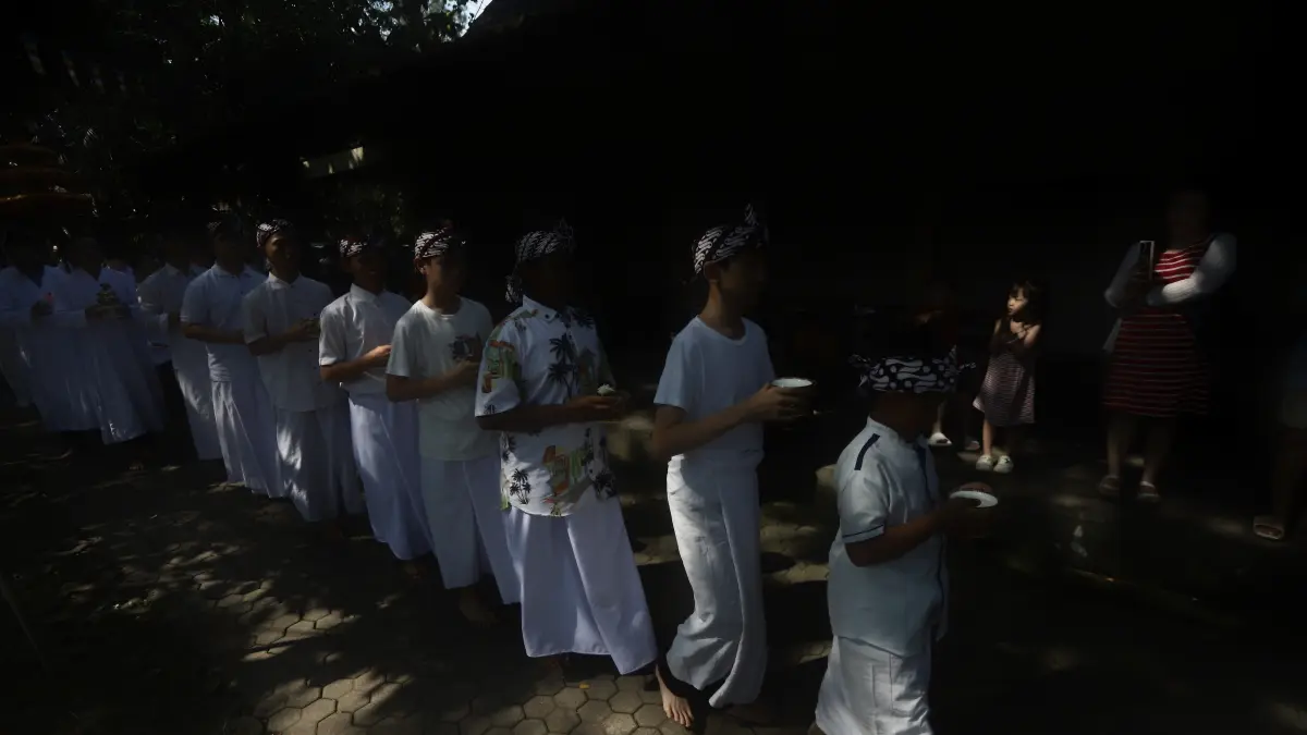 Sejumlah umat Buddha di Kota Mojokerto menyambut sukacita perayaan Hari Raya Tri Suci Waisak 2570 BE dengan menggelar prosesi Pindapata di Jalan Jokotole, Kota Mojokerto, Jawa Timur, Minggu (31/5/2026). (Riana Setiawan/ Jawa Pos)