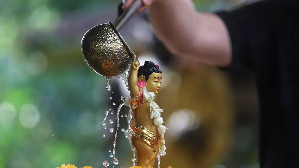 Sejumlah umat Buddha di Kota Mojokerto menyambut sukacita perayaan Hari Raya Tri Suci Waisak 2570 BE dengan menggelar prosesi Pindapata di Jalan Jokotole, Kota Mojokerto, Jawa Timur, Minggu (31/5/2026). (Riana Setiawan/ Jawa Pos)
