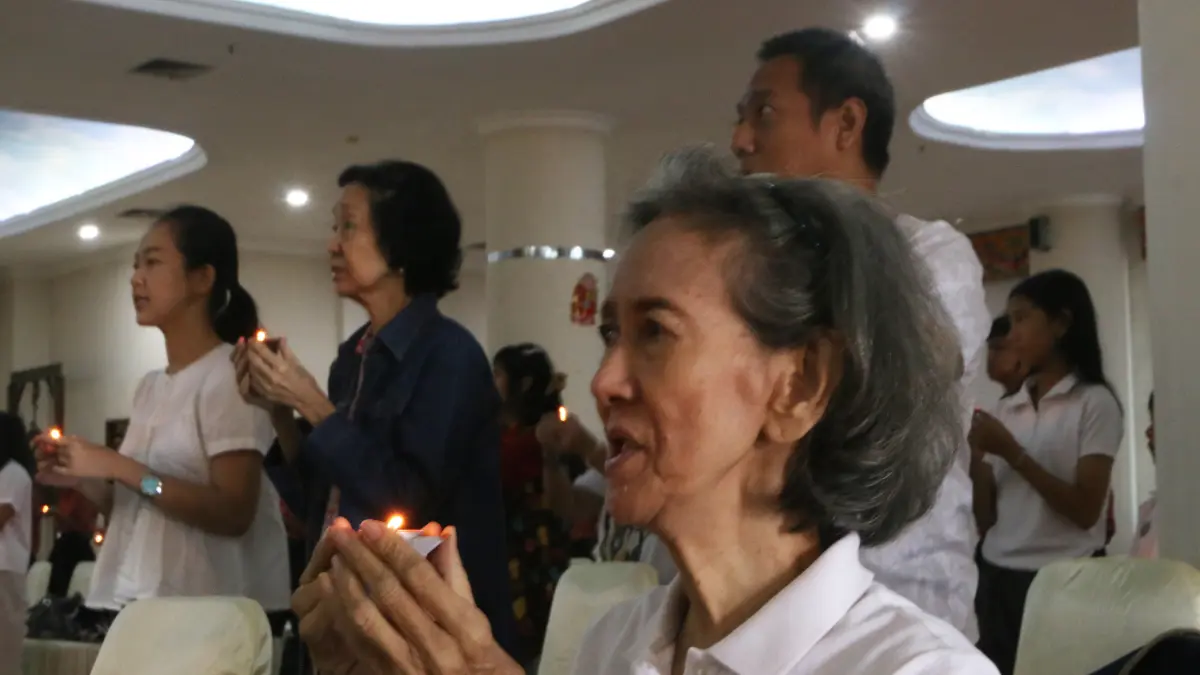 Suhu melakukan prosesi penurunan Relik Hyang Buddha dan para muridnya saat ibadah kebaktian di Vihara Mahavira Graha, Semarang, Jawa Tengah, Minggu (31/5/2026).