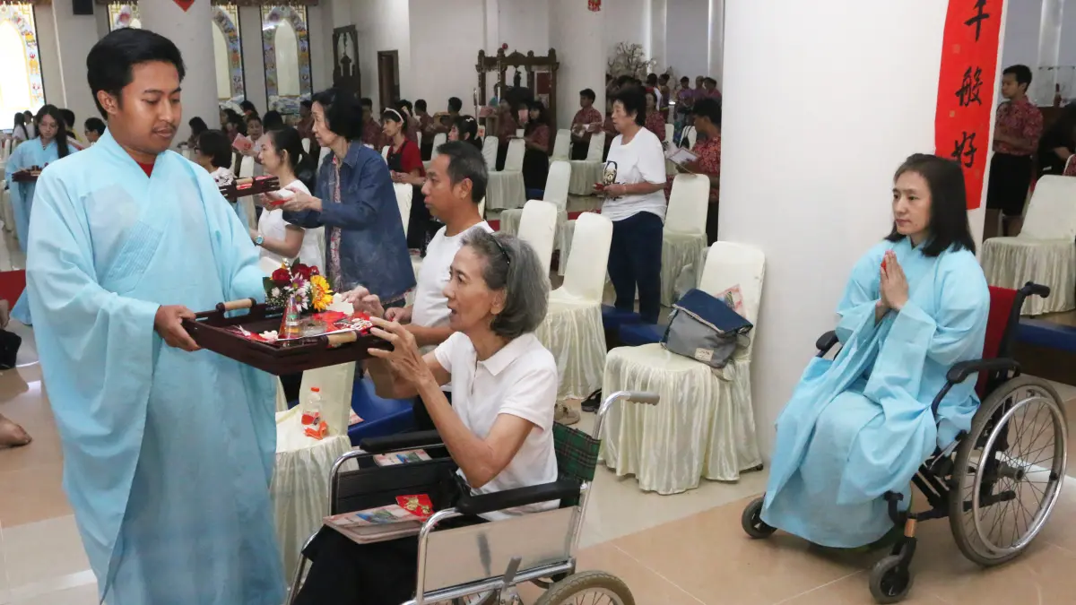 Suhu melakukan prosesi penurunan Relik Hyang Buddha dan para muridnya saat ibadah kebaktian di Vihara Mahavira Graha, Semarang, Jawa Tengah, Minggu (31/5/2026).