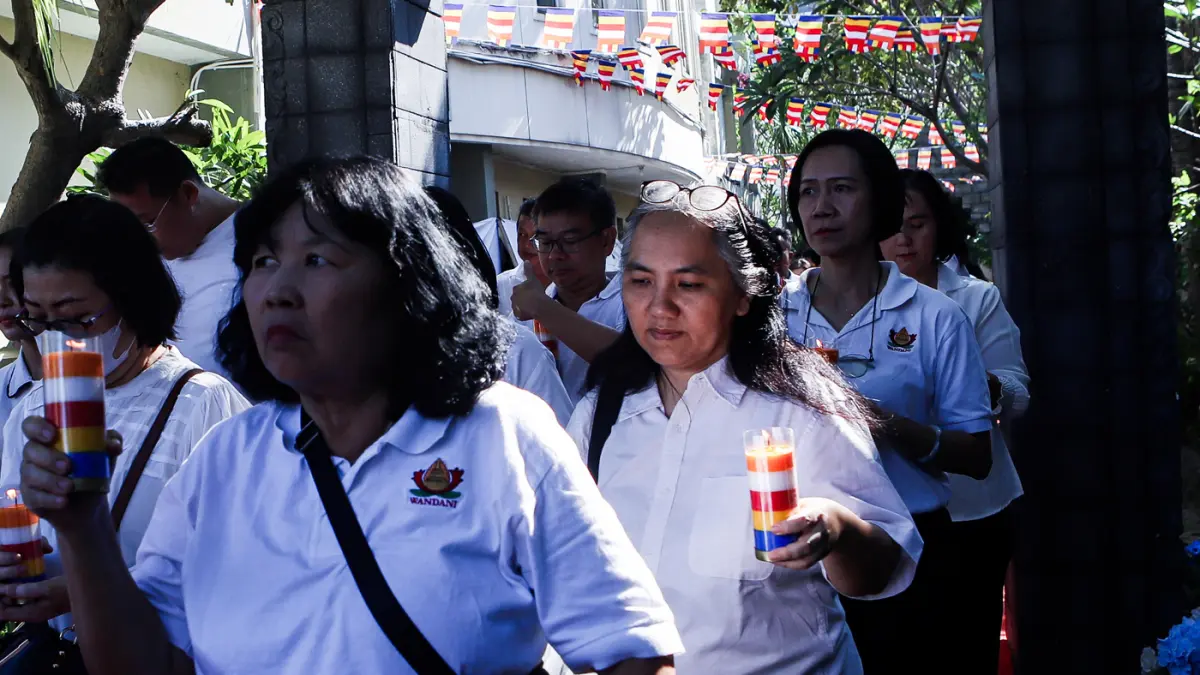 Umat mengikuti Pradaksina dalam rangkaian Peringatan Detik-detik Tri Suci Waisak 2570 BE/ 2026 di Vihara Dhammajaya, Kawasan Lontar, Surabaya, Jawa Timur, Minggu (31/5/2026). (Riana Setiawan/ Jawa Pos)