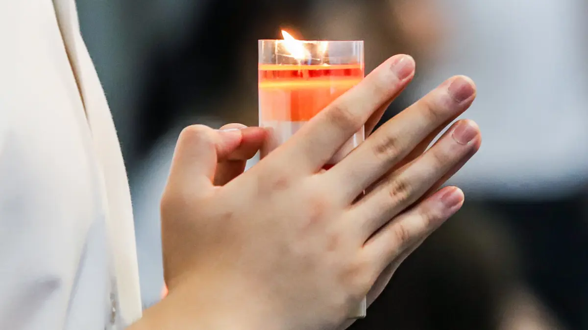 Umat mengikuti Pradaksina dalam rangkaian Peringatan Detik-detik Tri Suci Waisak 2570 BE/ 2026 di Vihara Dhammajaya, Kawasan Lontar, Surabaya, Jawa Timur, Minggu (31/5/2026). (Riana Setiawan/ Jawa Pos)